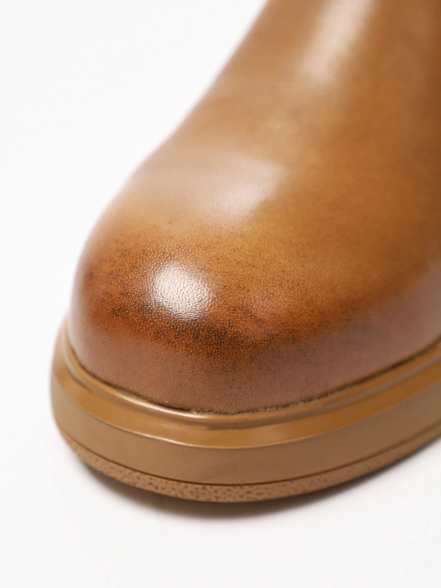 Ботинки светло-коричневого цвета на среднем каблуке